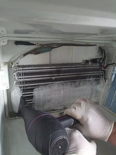 Επισκευή ψυγείου λόγω προβλήματος στην απόψυξη Pitsos Περιστέρι